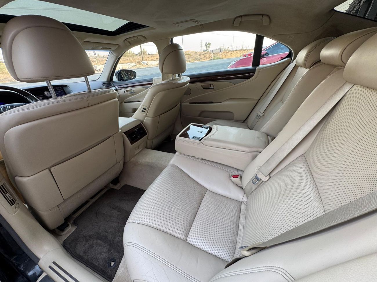 لكزس LS 460 كبيرة / محرك V8 سعة 4.6 لتر / مصابيح زينون ثلاثية / مقاعد تبريد وتدفئة / أبواب ناعمة الإغلاق / بحالة