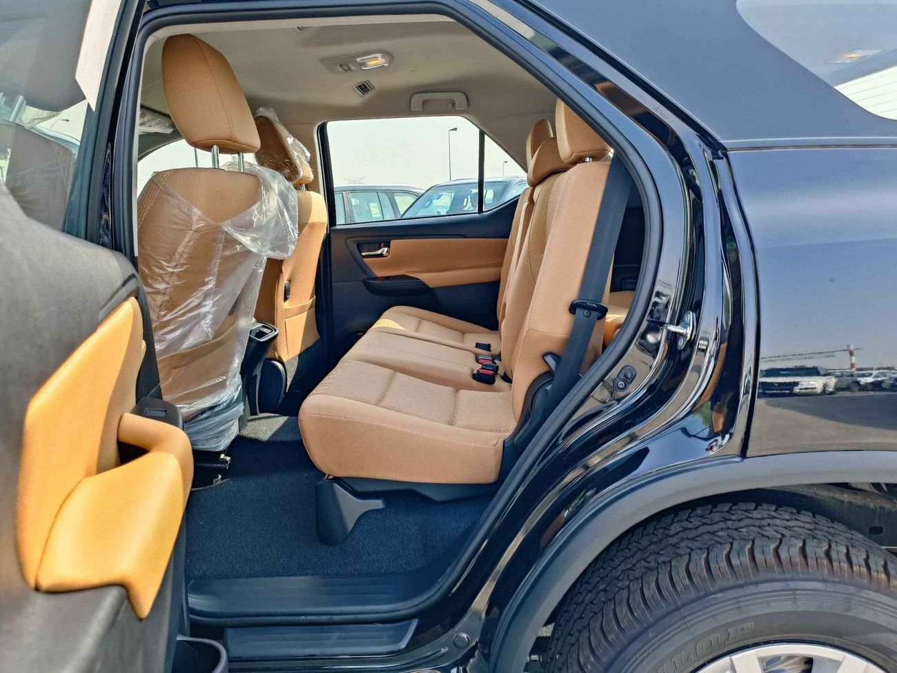 Toyota Fortuner DIESEL, 2.4L V4 /  ALLOY RIMS / PARKING SENSOR / 4WD (CODE # FD24B)