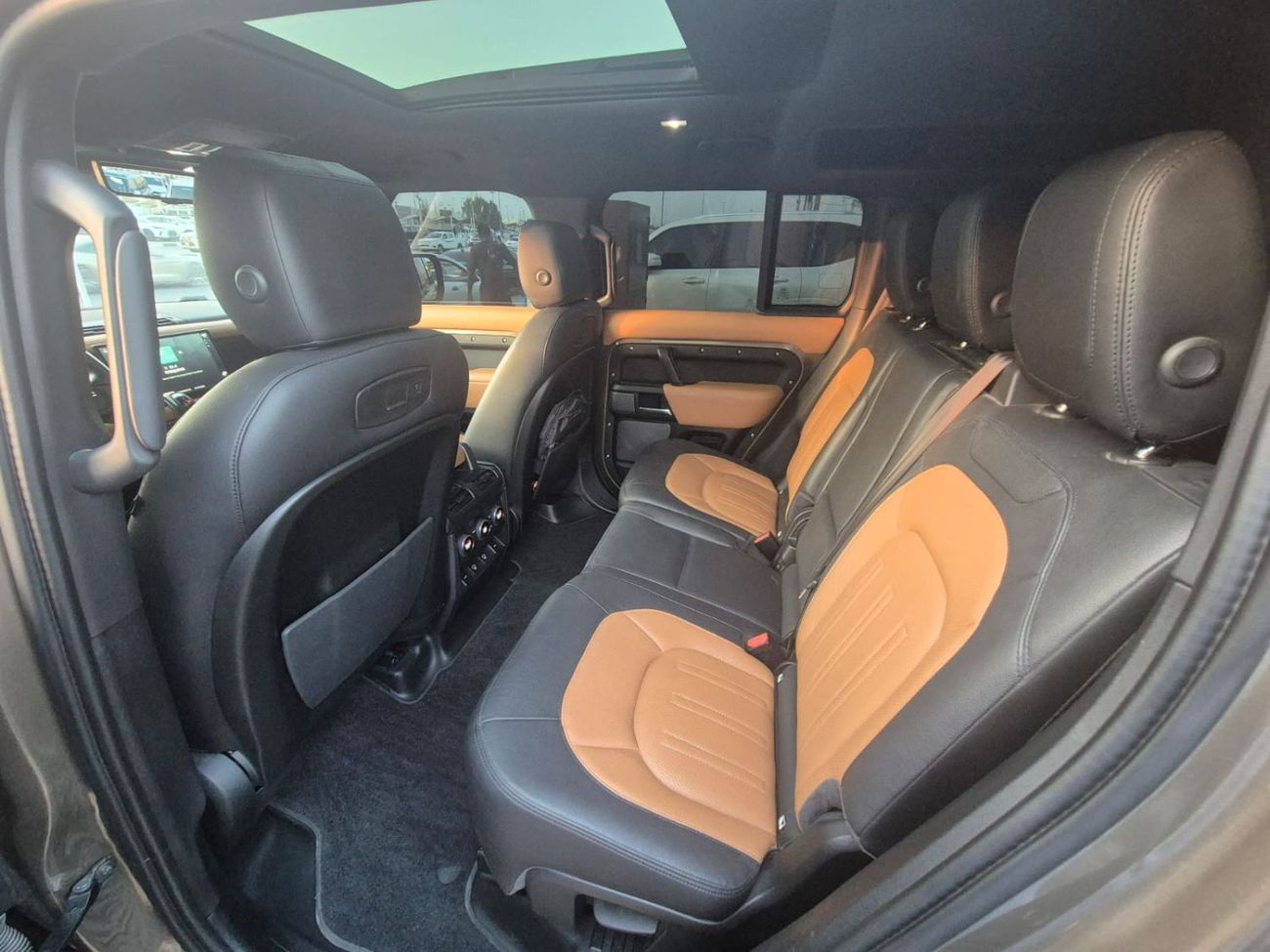 Land Rover Defender P400 110 SE 3.0L (5 Seater)