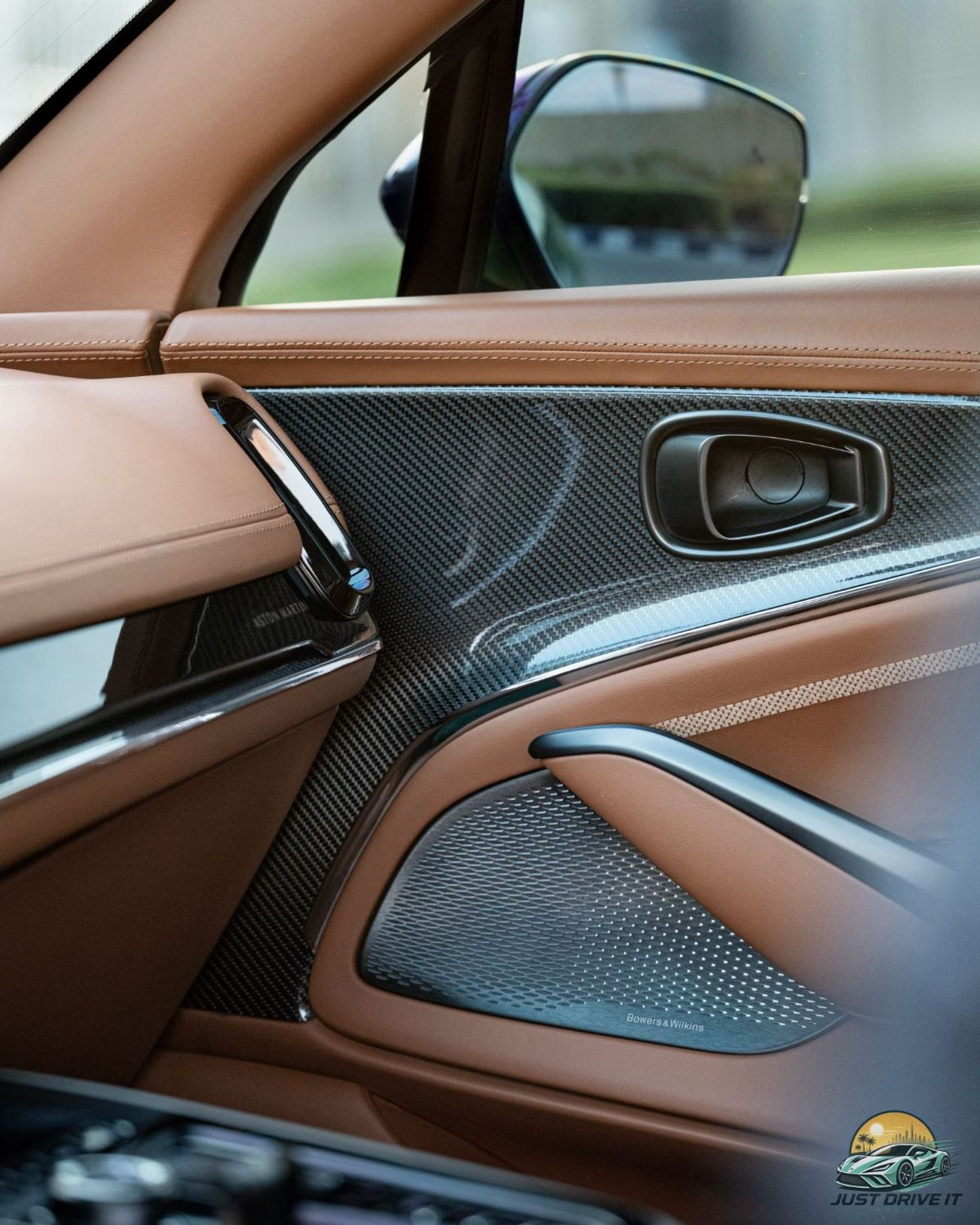 Aston Martin DBX 707