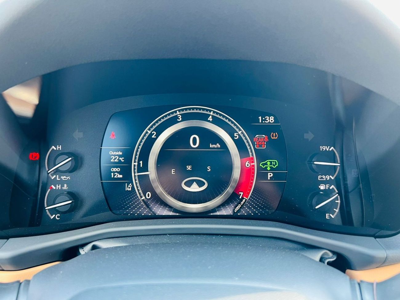 Lexus LX 600 LEXUS_LX600_SIGNATURE_2023_GCC_FULL_OPTIONS_WHITE_2024_AVAILABLE