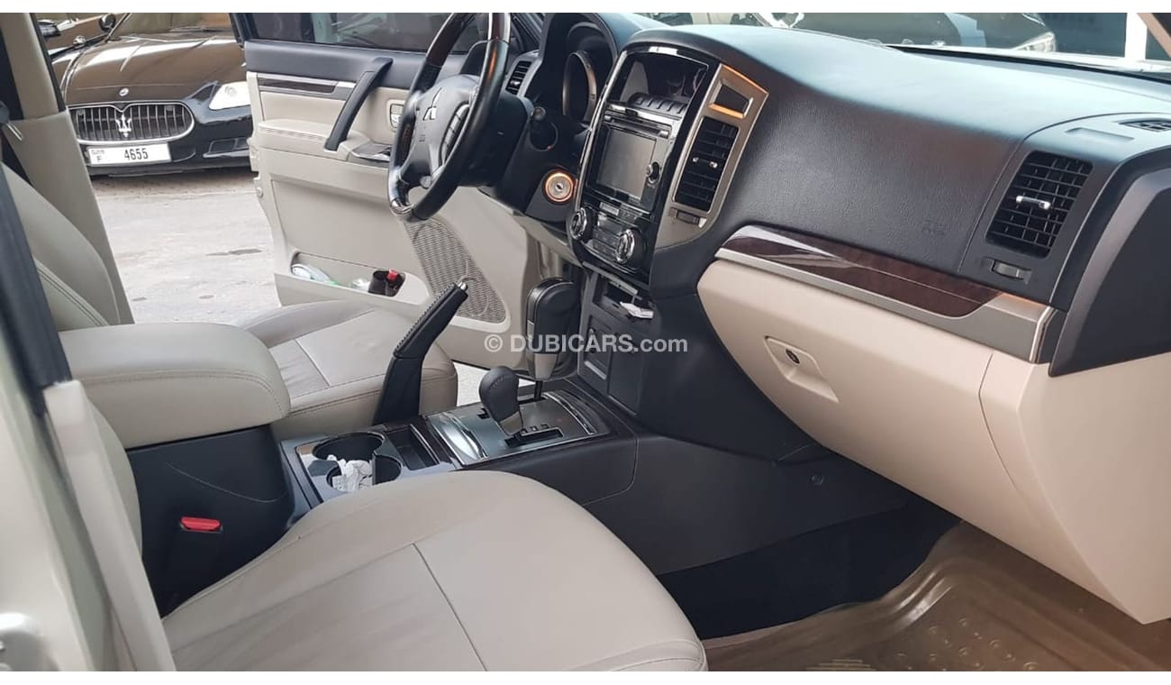 ميتسوبيشي باجيرو موديل 2017 خليجي حاله ممتازه من الداخل والخارج فل مواصفات كراسي جلد ومثبت سرعه وتحكم كهربي كامل ونظا