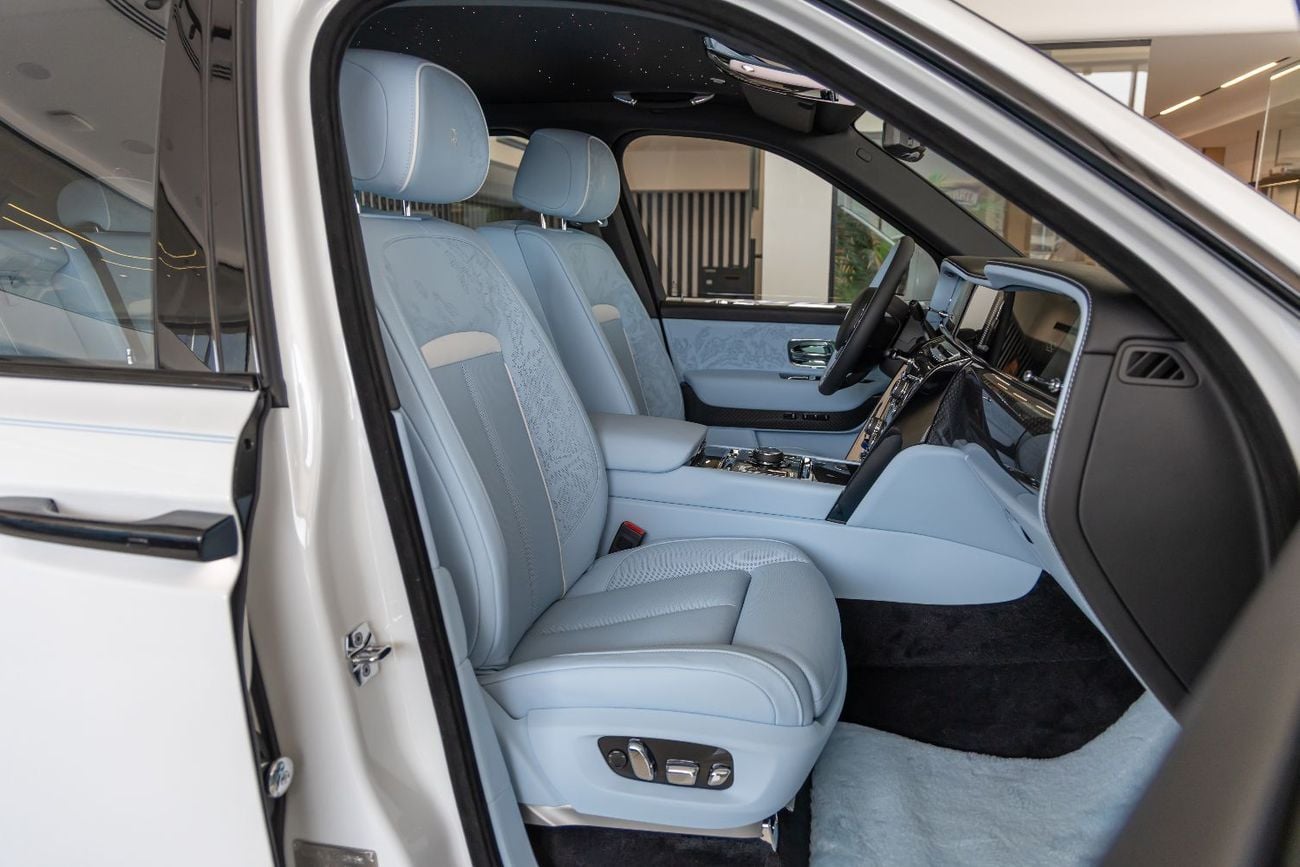 رولز رويس كولينان ROLLS-ROYCE CULLINAN | BLACK BADGE | FULL OPTIONS | BESPOKE SOUND SYSTEM | GCC SPECS | DEALER WARRAN