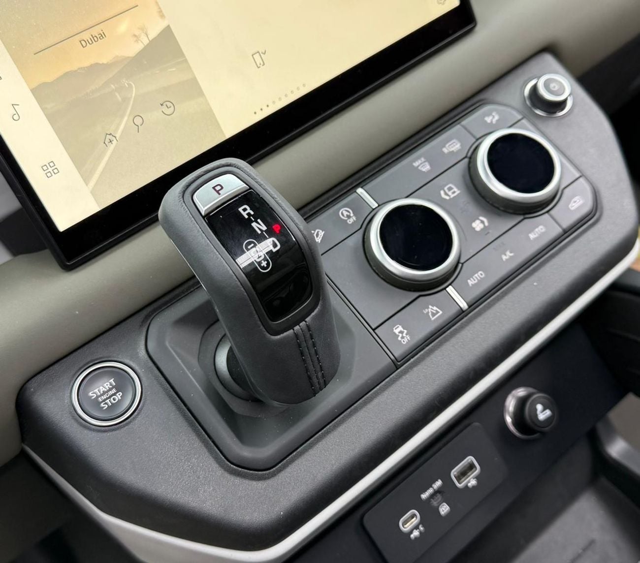 Land Rover Defender P300 90 X-Dynamic SE 2.0L (5 Seater) 2024 Land Rover Defender , Land Rover Warranty+Service Contract