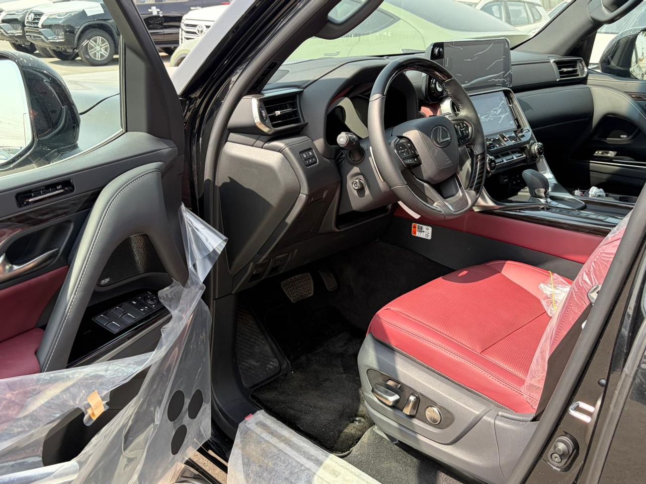 لكزس LX 700h SIGNATURE لكزس LX700H سيجنتشر || نظام ركن آلي | محرك هجين V6 سعة 3.5 لتر | كاميرا 360 درجة | فتحة سقف | مقاعد