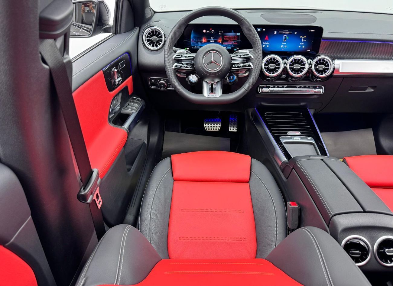 مرسيدس بنز GLB 35 AMG 4MATIC 2.0L (302 HP) 2024 Mercedes Benz GLB35 AMG 4MATIC, 2029 MB Warranty + Service Pack, Full Opti