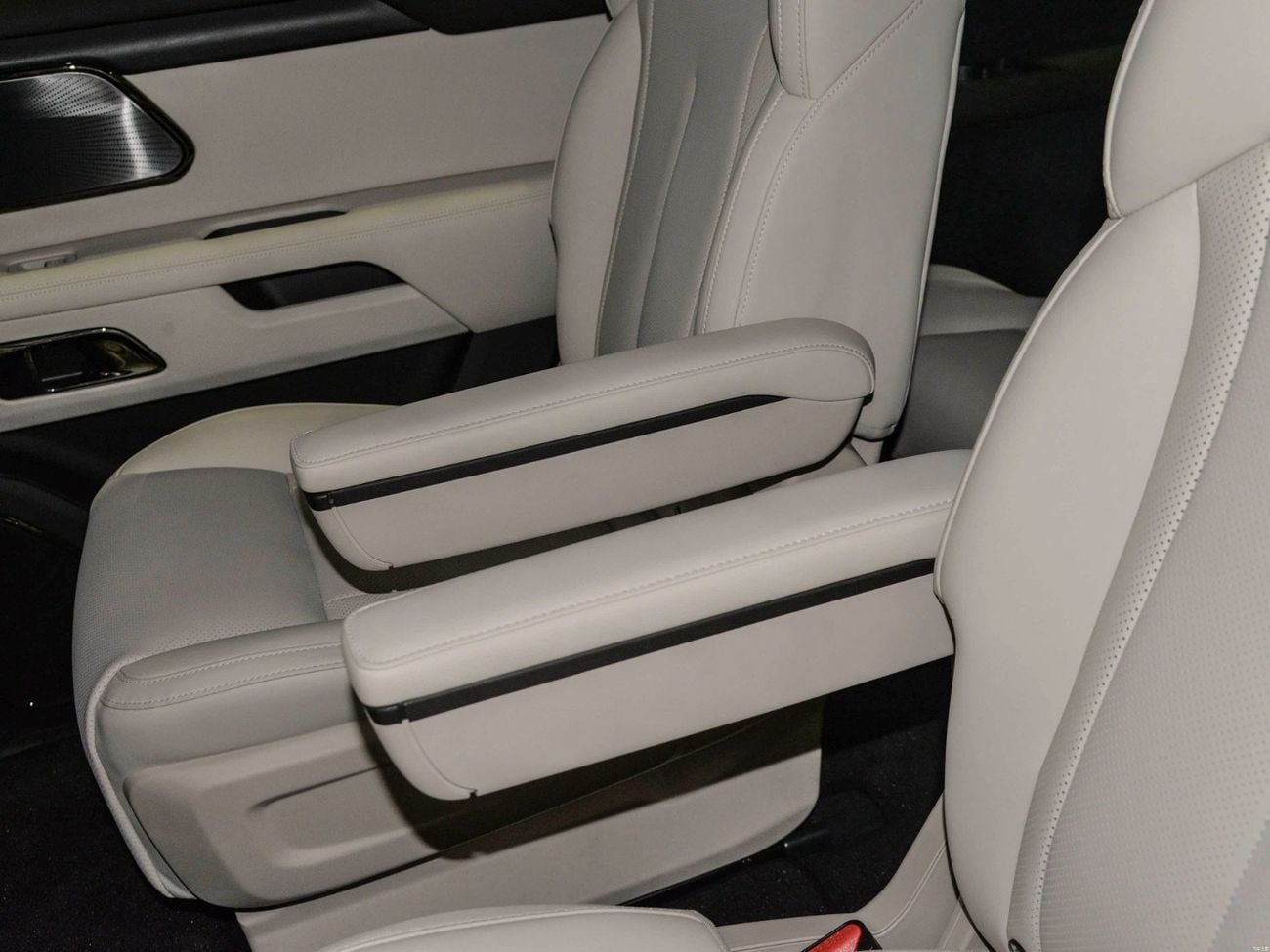 روكس 01 White-orange 7seater