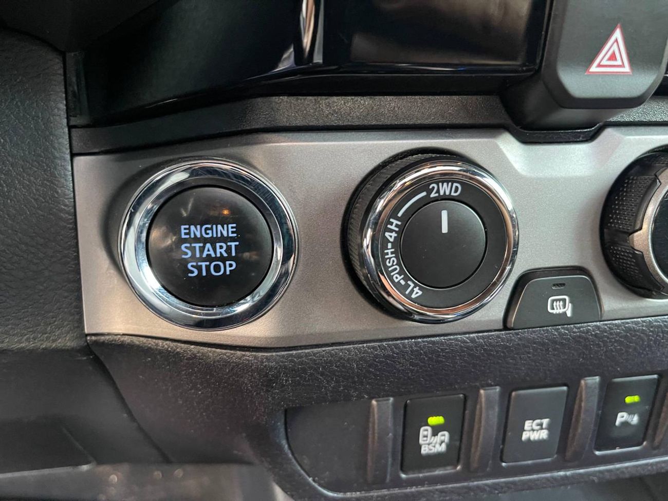 تويوتا تاكوما طقم TRD / محرك V6 سعة 3.5 لتر / دفع رباعي / فتحة سقف / شاشة كبيرة / نظام مراقبة النقاط العمياء / بحا