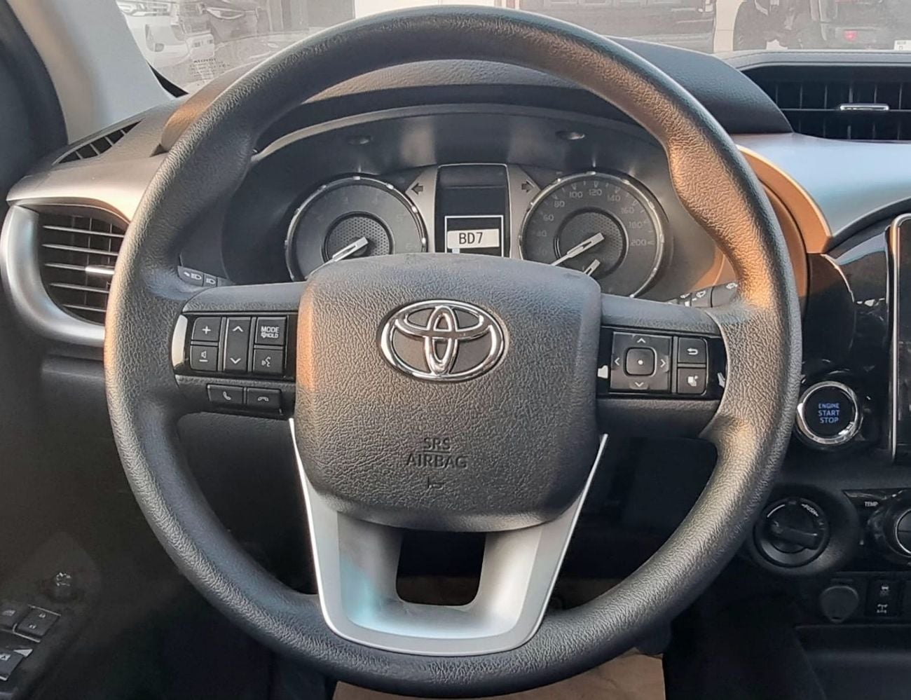 تويوتا هيلوكس SGLX TOYOTA HILUX 2.4L DIESEL 4X4 A/T LEATHER SEATS MY 2025