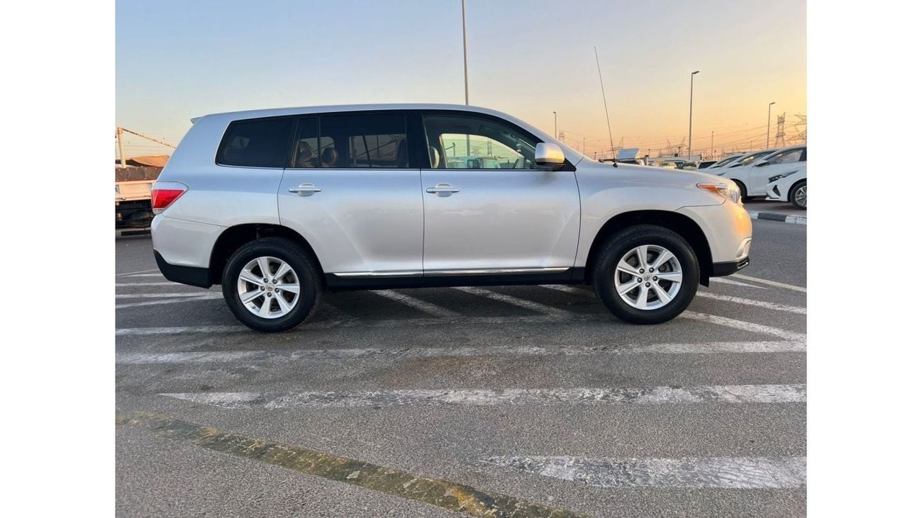 Toyota Highlander 2012 TOYOTA HIGHLANDER 4 CYLINDER - 2.7L I-4 DOHC, VVT, 187HP  7 SEATER LEATHER SEATS
