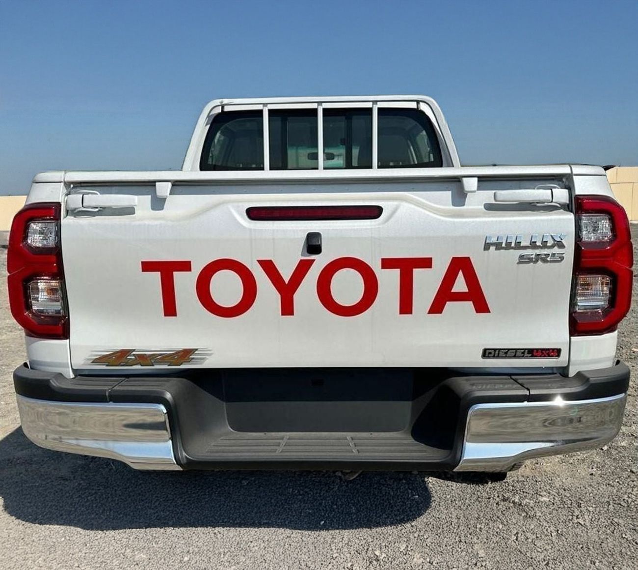 تويوتا هيلوكس DC 2.4L AT Diesel 4x4 Full option