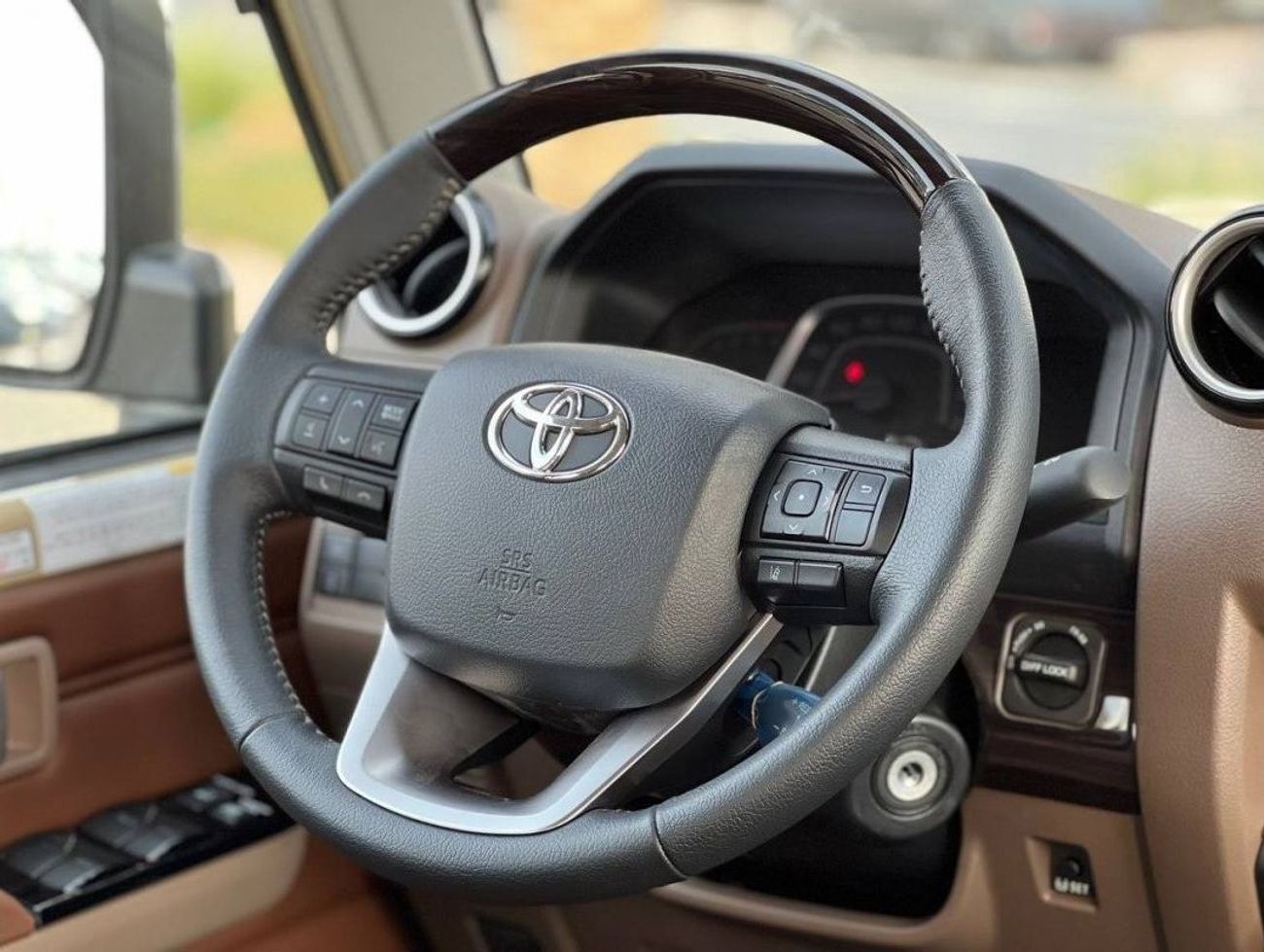 Toyota Land Cruiser Pick Up LC79 2.8L DSL A/T D/C // 2025 // FULL OPTION WITH RADAR , LED LIGHT , DVD & BACK CAMERA // SPECIAL O