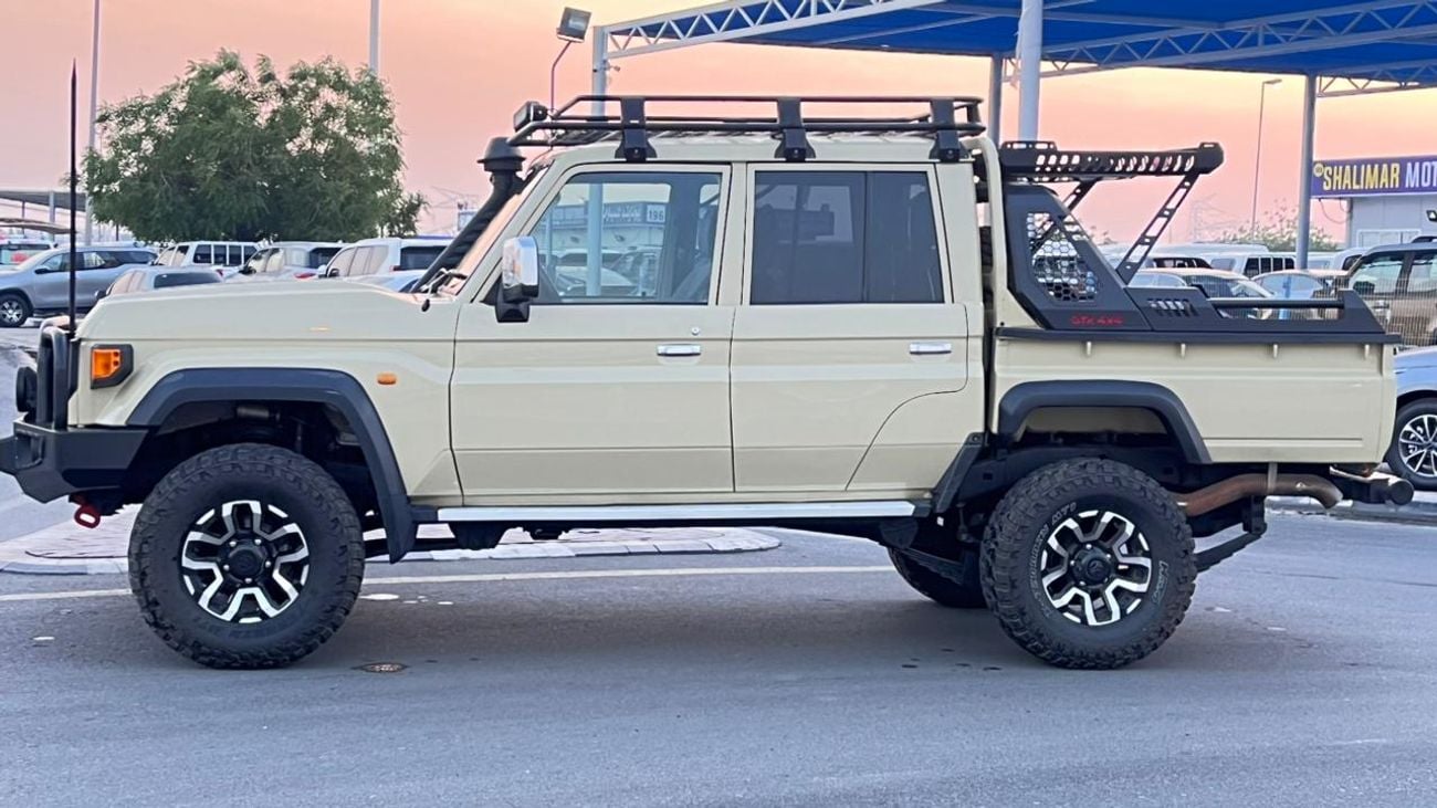 Toyota Land Cruiser Pick Up Heavy Duty Double Cabin Pickup RHD 4.5L 1VD-FTV V8 Diesel Engine Manual Transmission 4WD 5 Seats 4 D