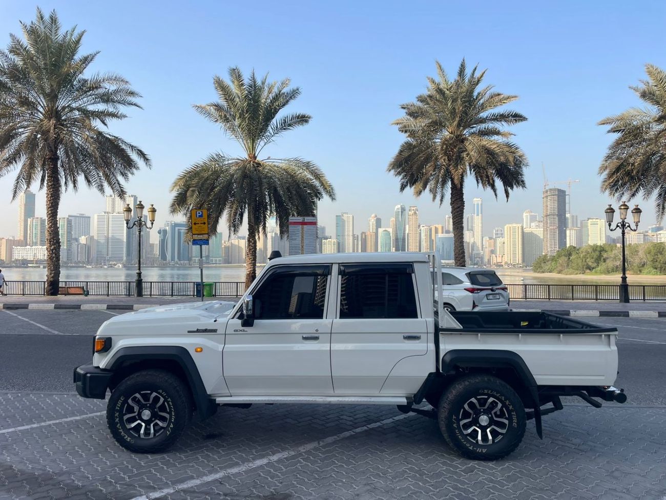 تويوتا لاند كروزر Toyota landcruise pickup Double cab 2018Model gxl 4.5 Diesel engine Colour White Transmission Manual