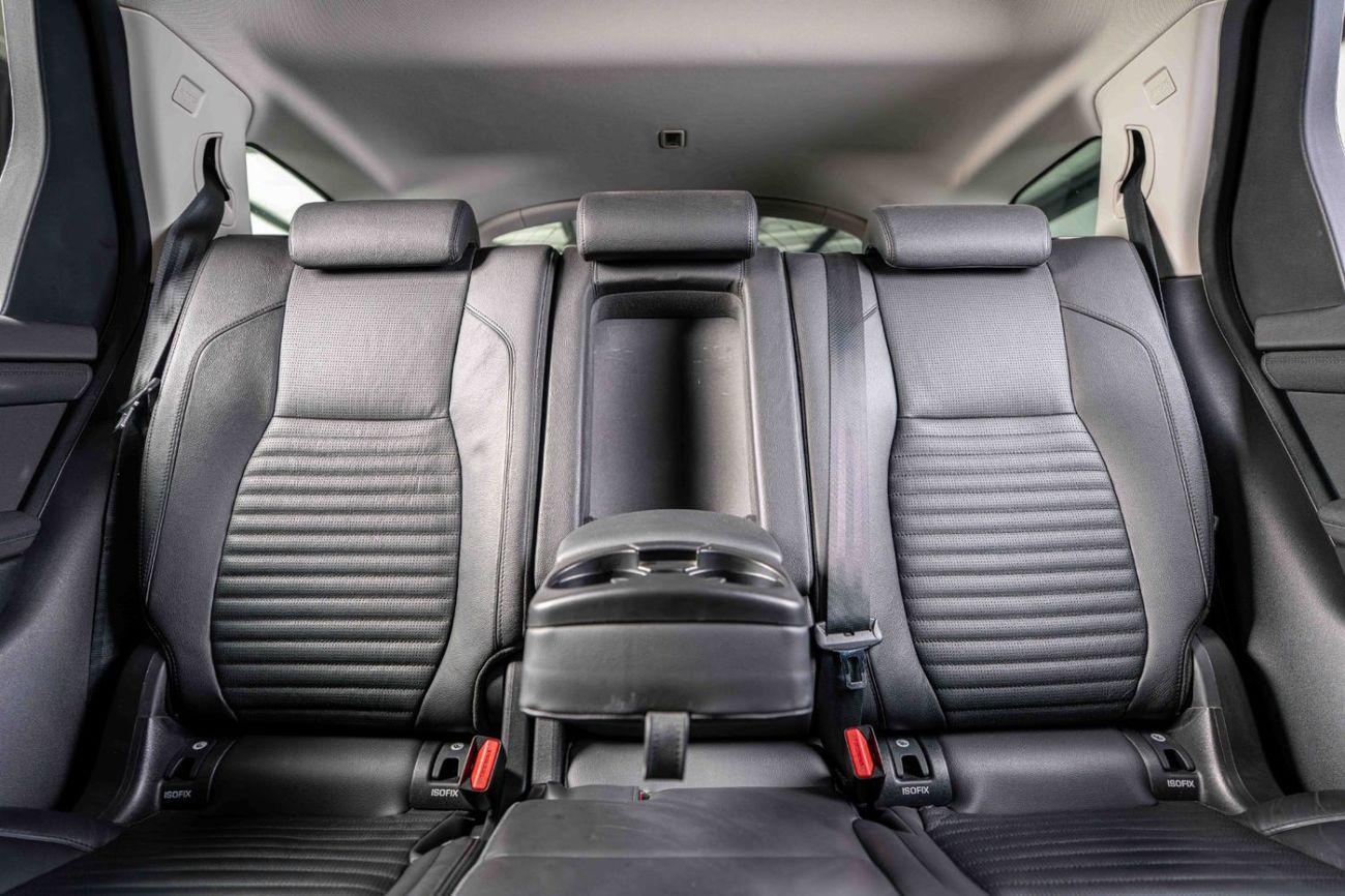 Land Rover Discovery Sport SE P200 2.0L GCC-7 Seater-Al Tayer Full Service History-Black Pack