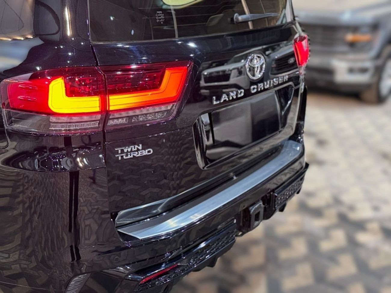 Toyota Land Cruiser TOYOTA LC300 VXR - 3.5L - PET - AT - FULL OPTION - 2026 MY ( OMAN )