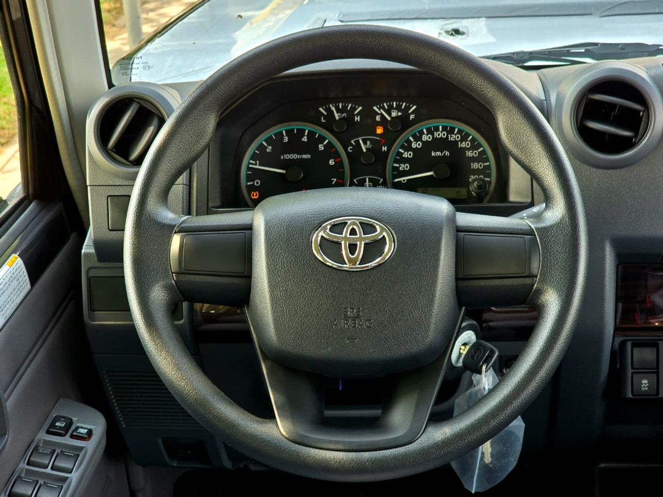 Toyota Land Cruiser LC79 DC PETROL 4.0 AT - DIFF LOCK - STD - 2025 MODEL - GRAY INSIDE GRAY - GCC SPECS