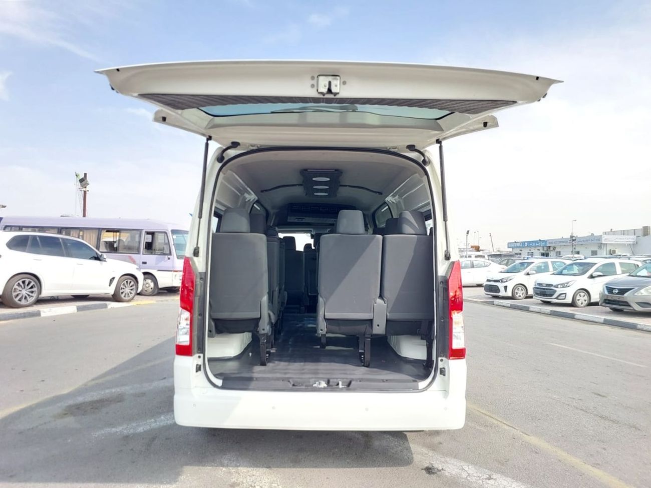 Toyota Hiace (RAMADAN OFFER) TOYOTA HIACE COMMUTER VAN RHD 2020 MODEL 2.8 L DIESEL AUTOMATIC(PM04978)