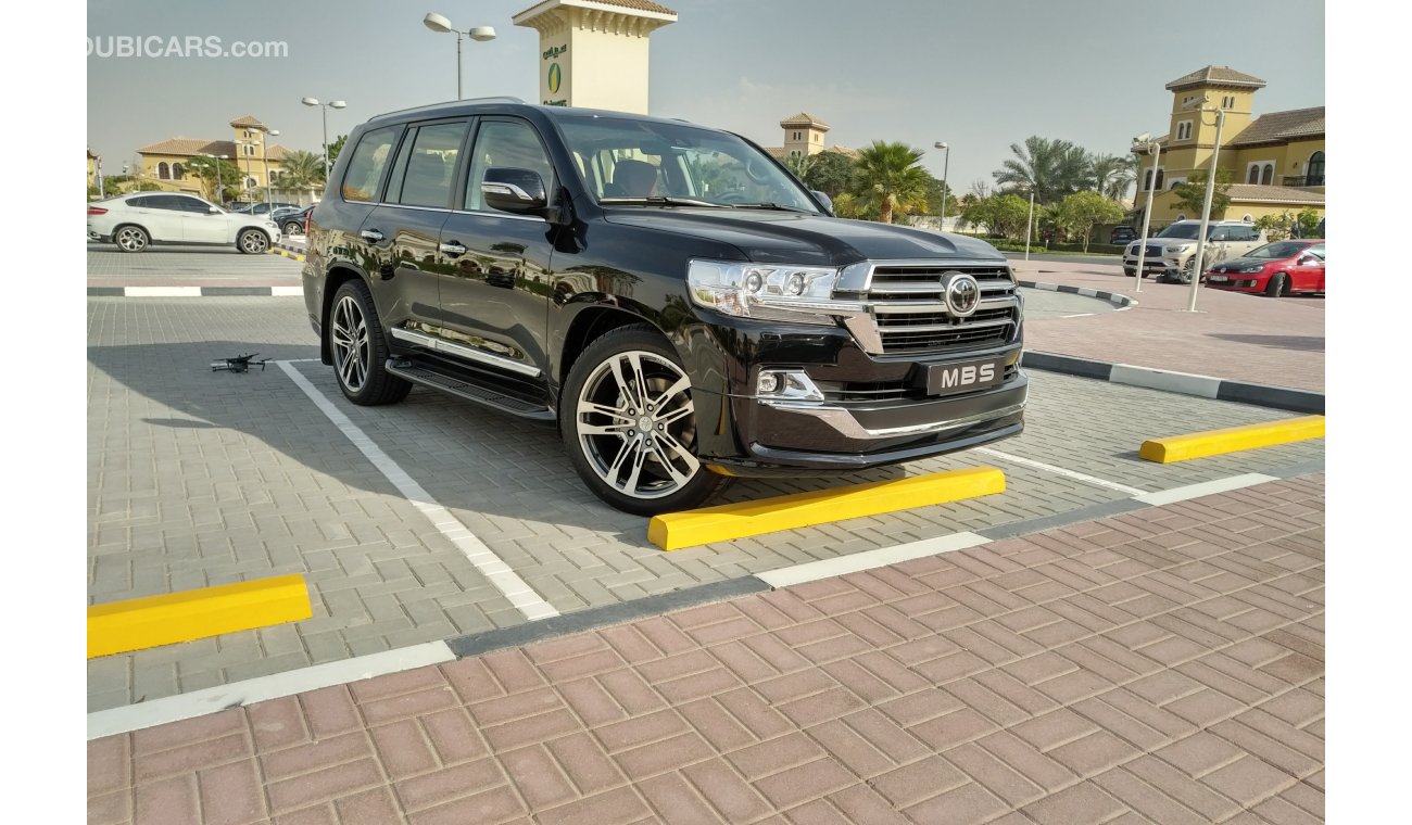 تويوتا لاند كروزر Land Cruiser VXR MBS 5.7L Autobiography 4 Seater Brand New for Export only Options include:22 inch A