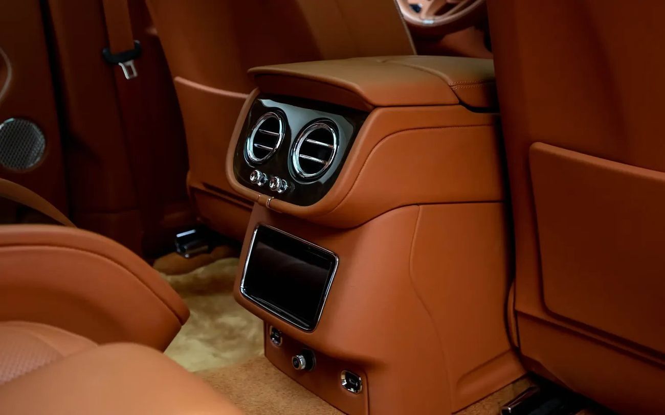 بنتلي بينتايجا Azure 4.0T - GCC Spec - With Warranty and Service contract ( Al Habtoor )