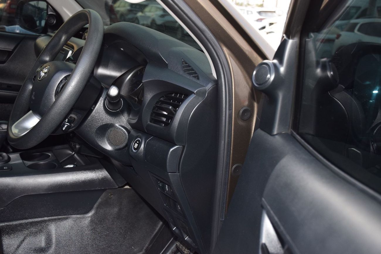 تويوتا هيلوكس 4X4 Diesel 2.8L (Right Hand)