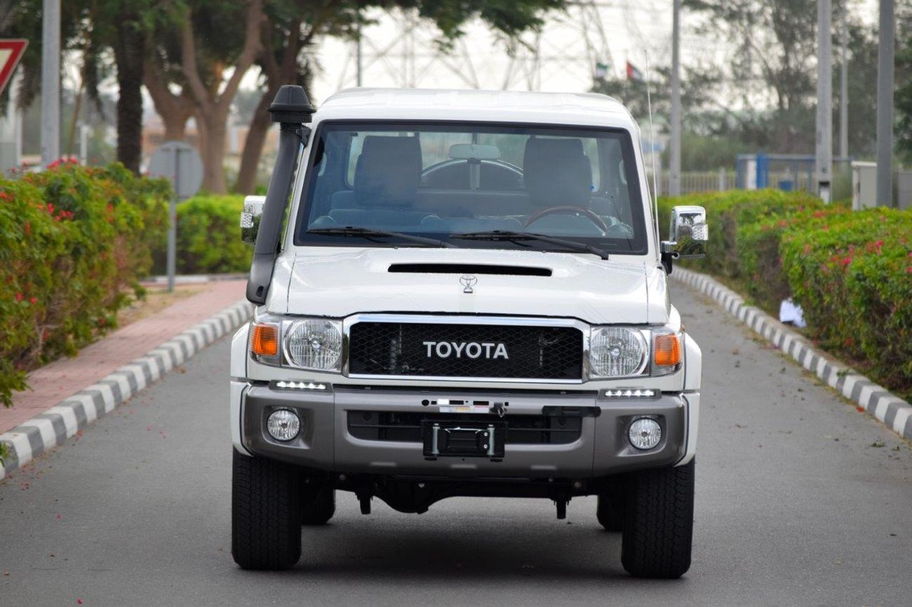 Toyota Land Cruiser Pick Up 79 DOUBLE CAB  LIMITED LX V8 4.5L TURBO DIESEL 5 SEAT MANUAL TRANSMISSION