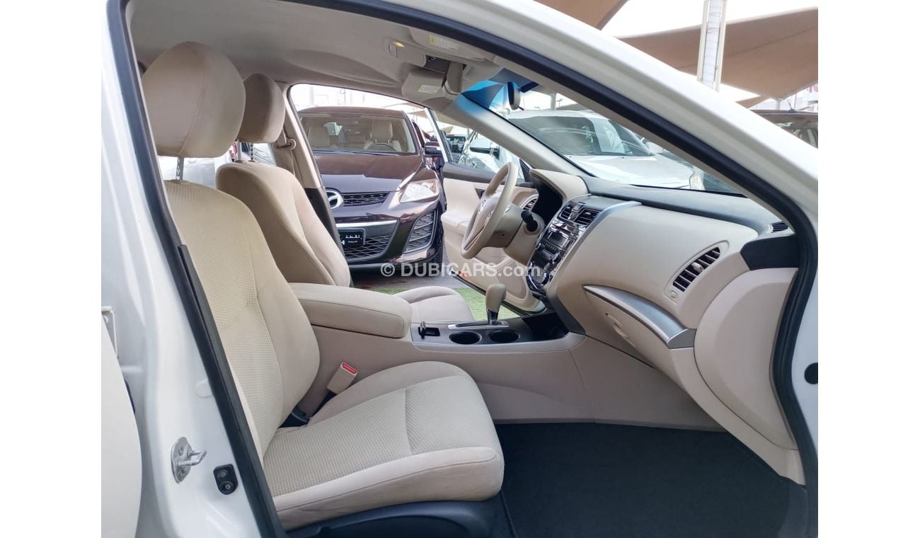 نيسان ألتيما خليجى موديل 2015 لون أبيض داخل بيج مثبت سرعة تحكم رنجات حساسات شاشة بحالة ممتازة لاتحتاج لأى مصاريف