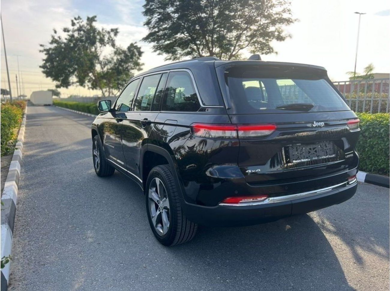 جيب جراند شيروكي Jeep Grand Cherokee  GCC Specs 2024 0 KM EXPORT ONLY.