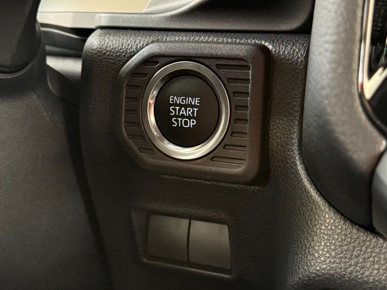 تويوتا برادو 2.8 DIESEL 4X4 AT VX -STD SUNROOF  **EXPORT ONLY**التصدير فقط خارج الخليج**