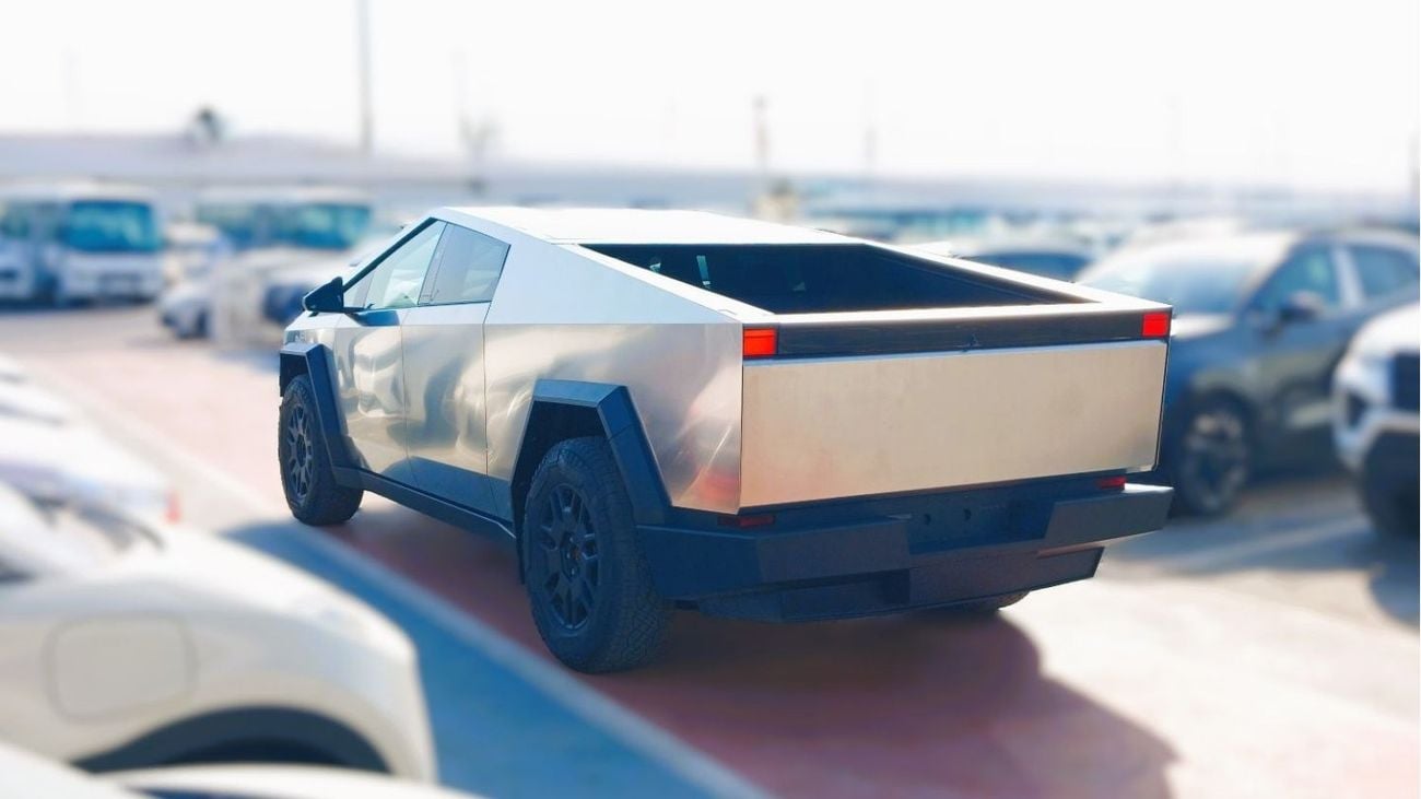 تسلا سايبرتراك Tesla Cybertruck Foundation Series electric pickup truck 2024YM