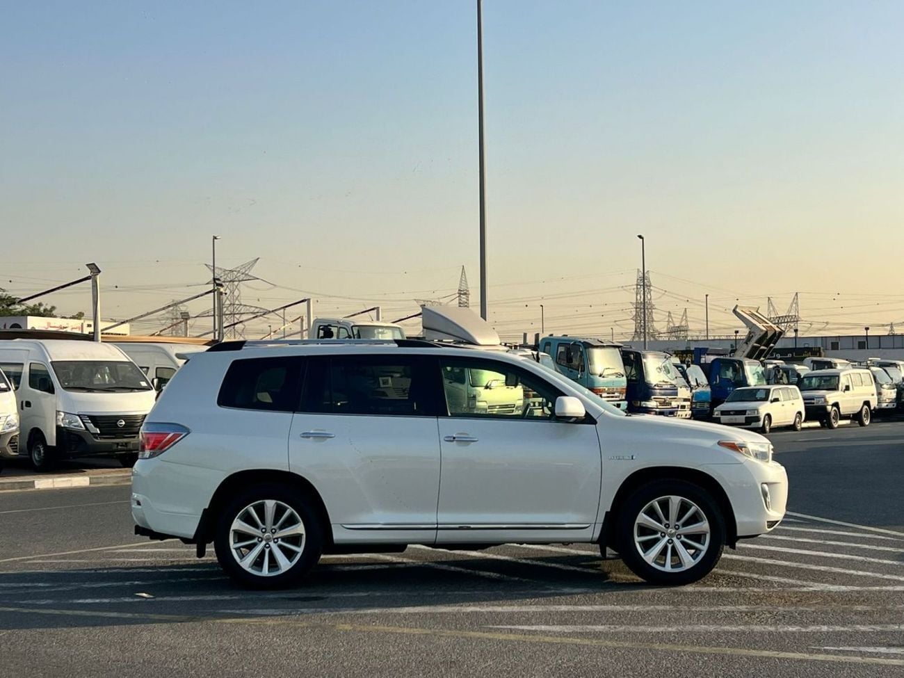 Toyota Highlander  2013 Toyota Highlander Hybrid 3.5L V6 - Rear Camera Leather Seat - Sunroof