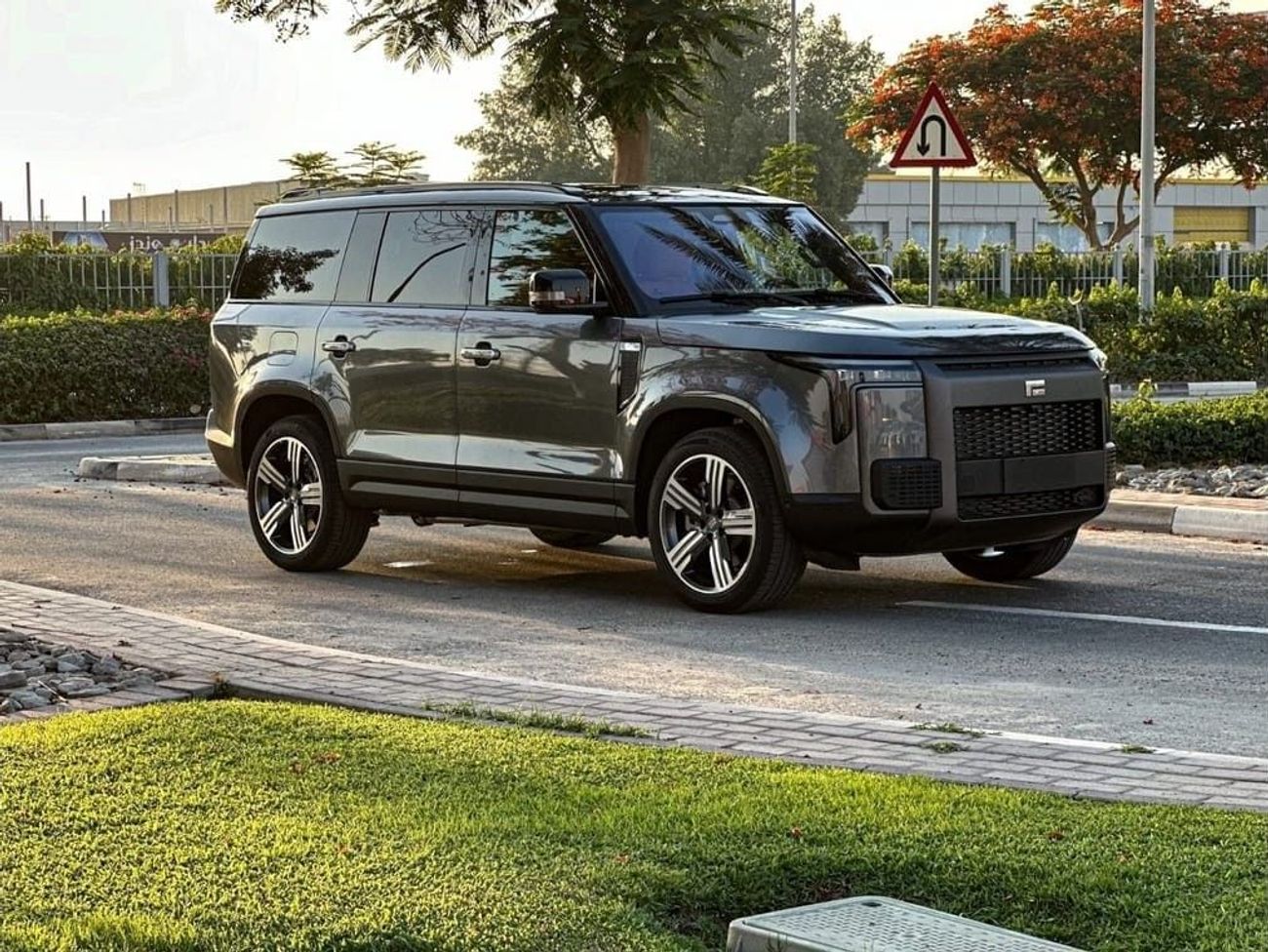 ROX 01 VIP 2024 NEW ROX 01  ( 7 Seats ) / HYBRID (PLUG-IN) / WLTC (1,115 Km) / 500 HP / 3 YEARS WARRANTY