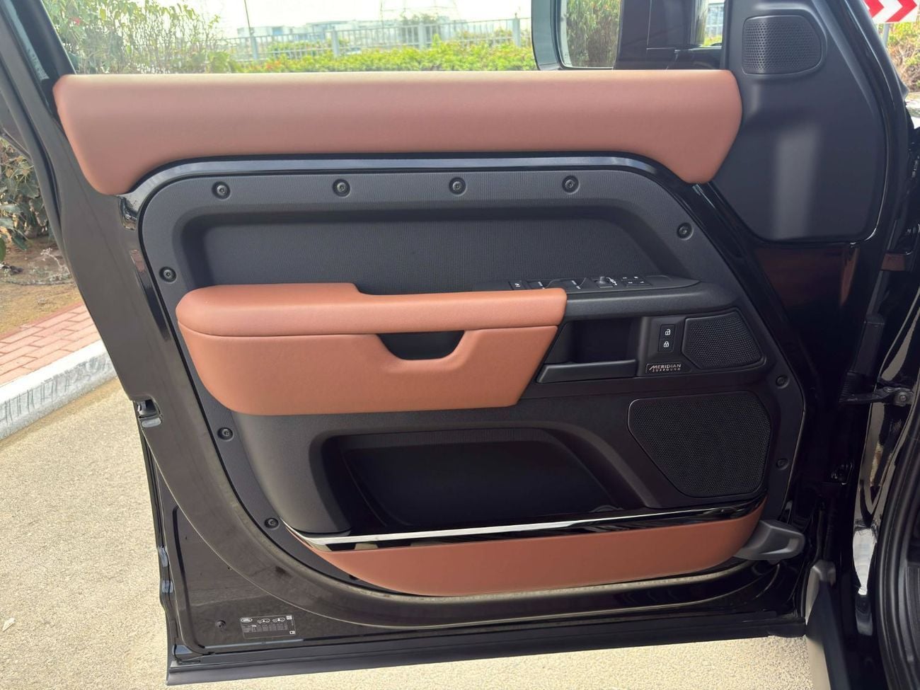 Land Rover Defender GCC SPEC UNDER WARRANTY AND SERVICE