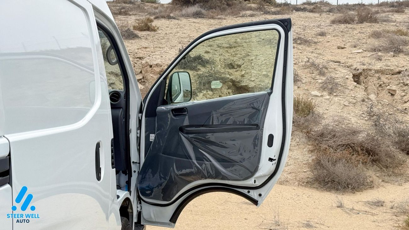 Nissan Urvan 3-Seater Manual (4-Door) NV350 Highroof Delivery Van GCC Manual White