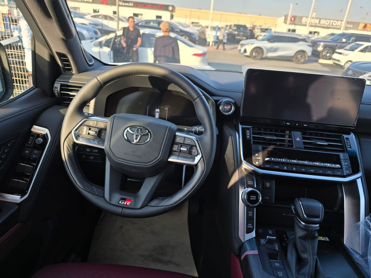 تويوتا لاند كروزر تويوتا لاندكروزر LC300 هجين فئة GR موديل 2026 – فل أوبشن – أبيض خارجي / جلد أحمر داخلي