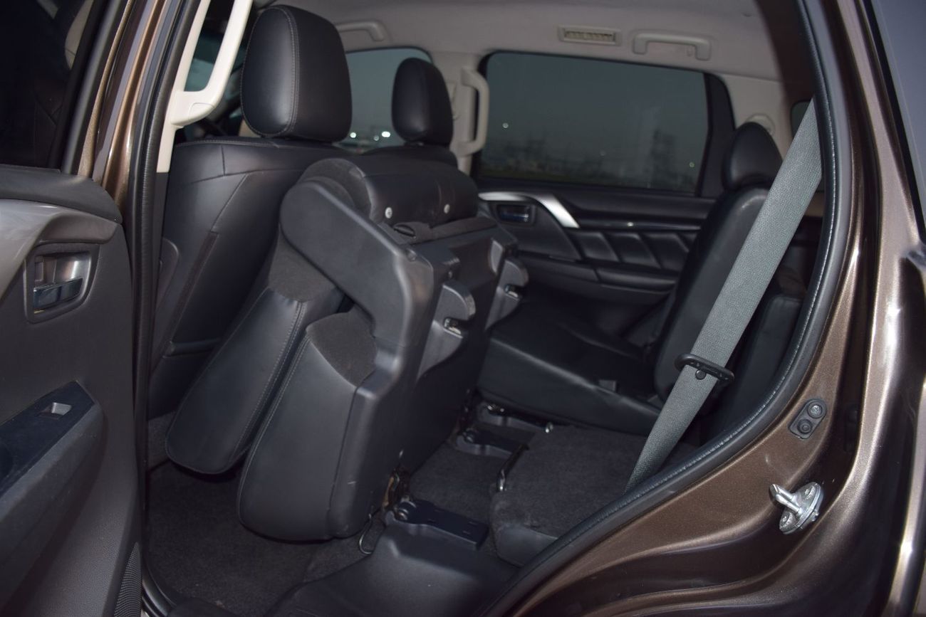 ميتسوبيشي باجيرو سبورت 4x4 Diesel 2.4L ( Right Hand )