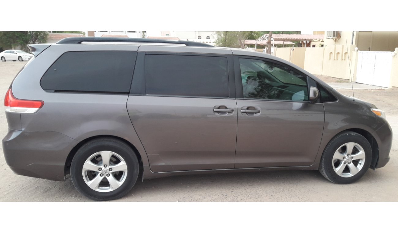 Toyota Sienna LE