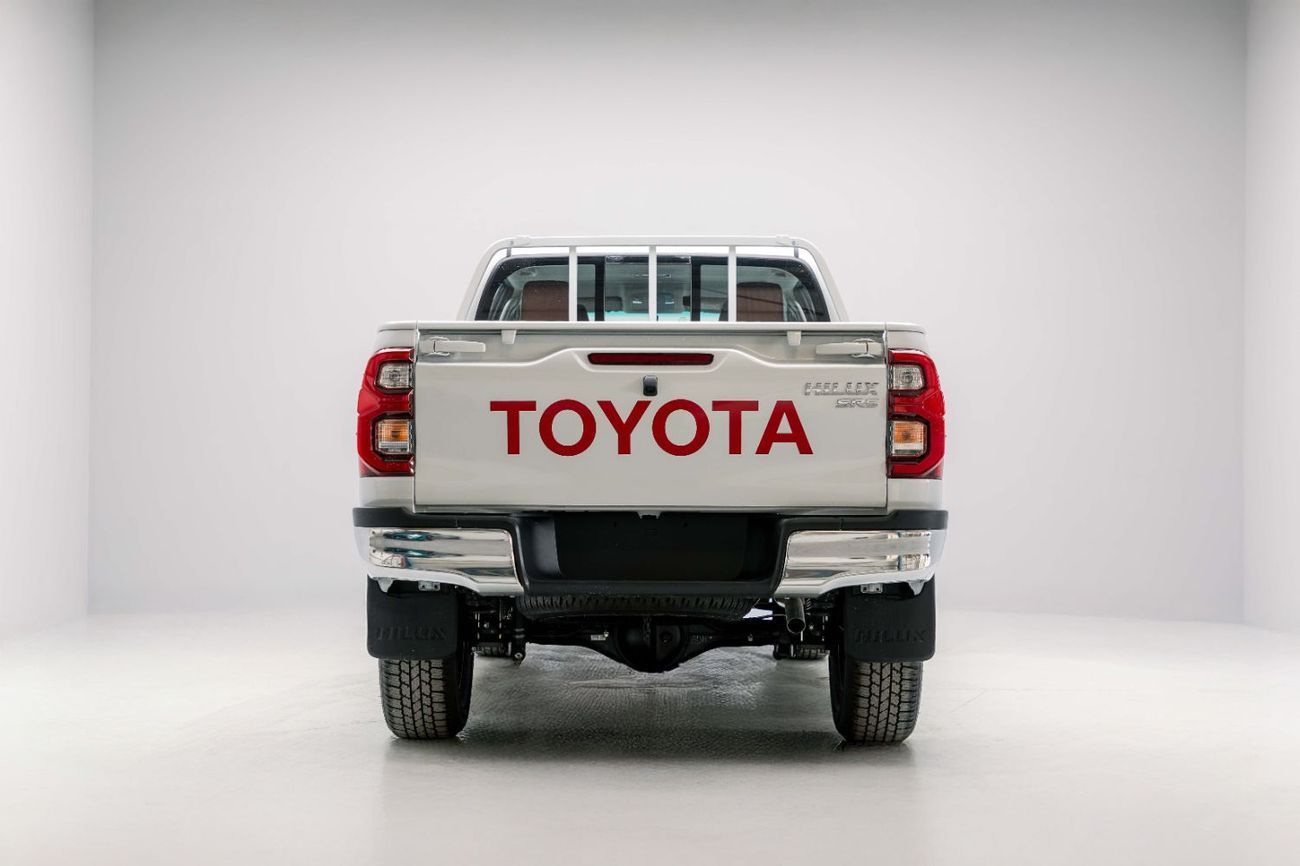 تويوتا هيلوكس Double Cab 2.7L - Super White Inside Maroon | Export Only