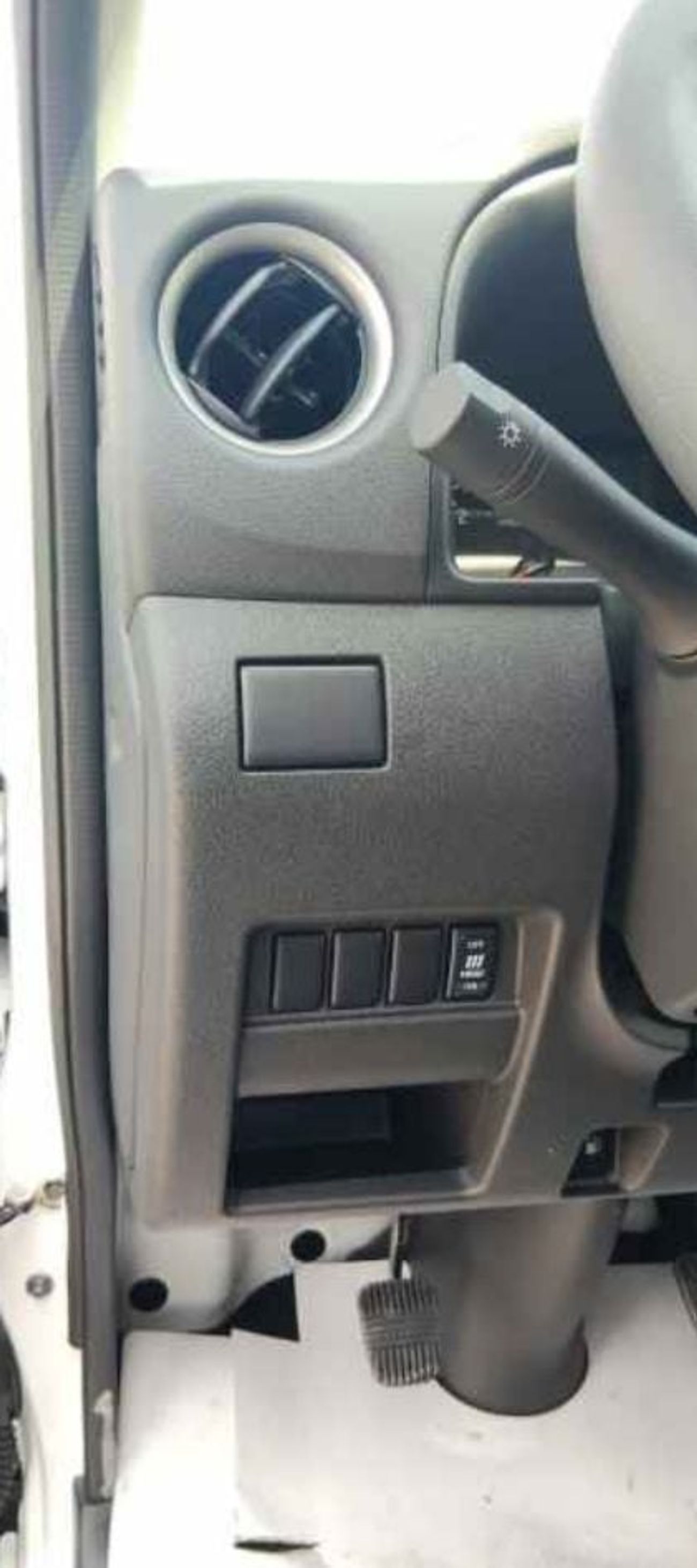 Nissan Urvan Microbus 13-Seater Manual (5-Door)