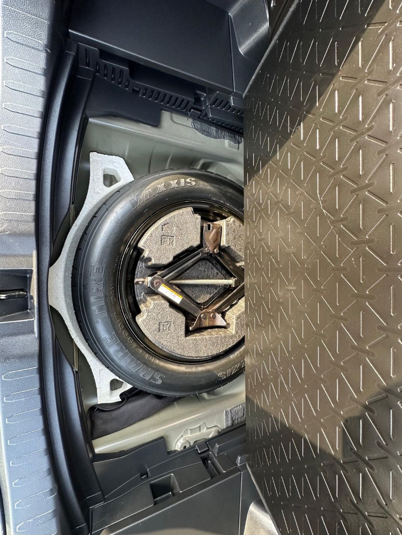 Toyota RAV4 Hybrid XLE 2.5L push start full option