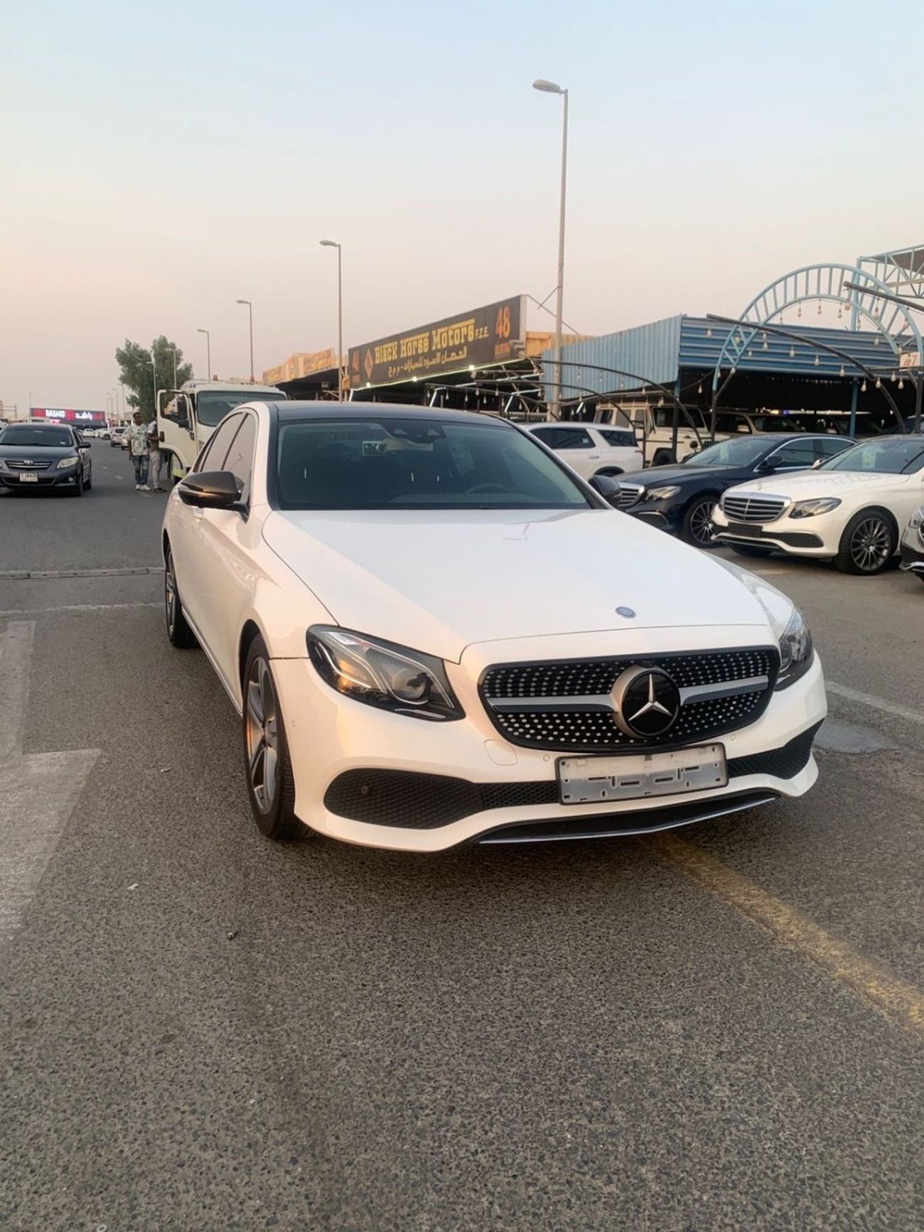 مرسيدس بنز E300 Mercedes-Benz E300 4Matic panorama V4 2.0L Model 2017 Price:90.000AED  Mileage:140.000 Km  Specifica