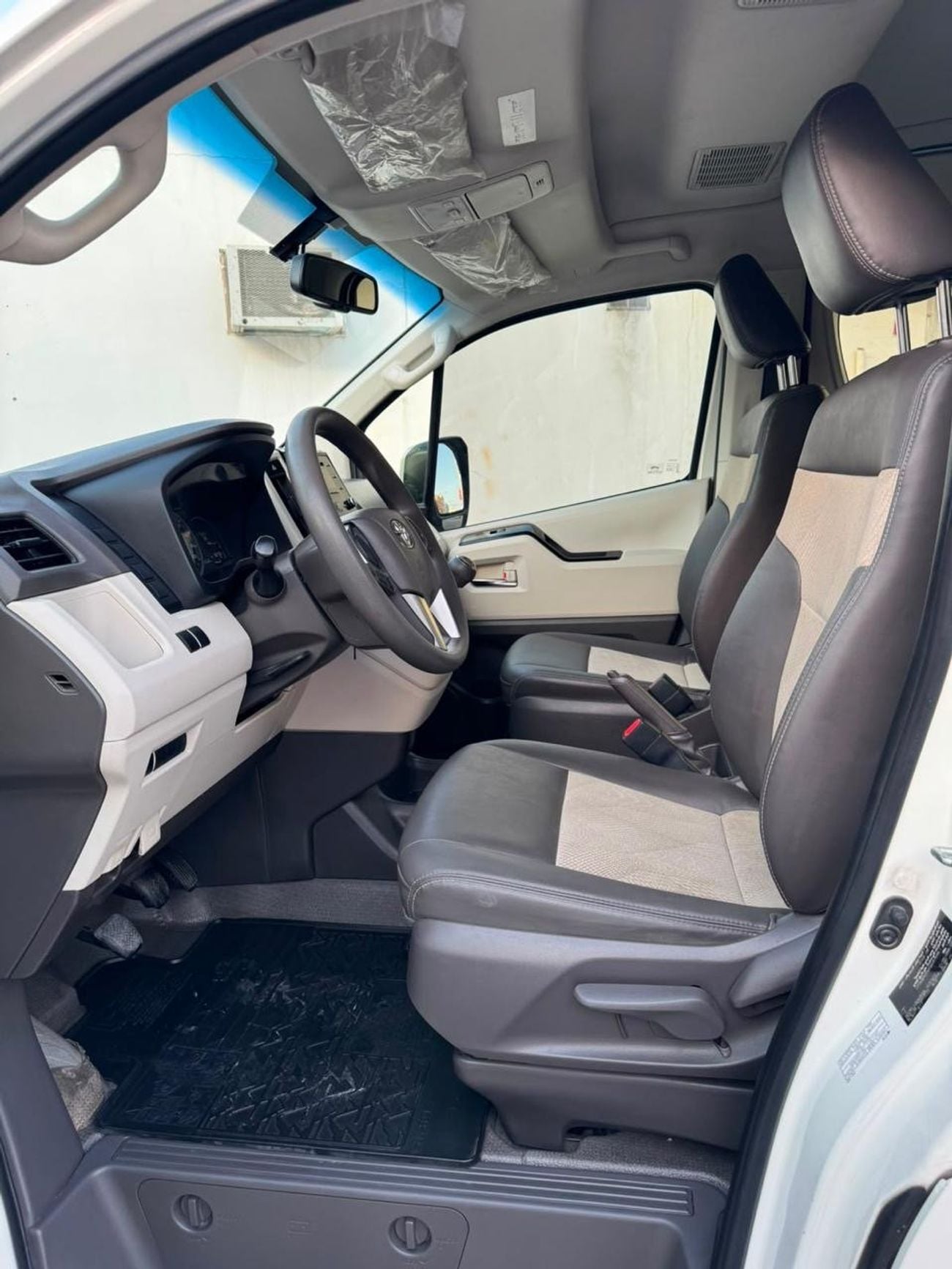 Toyota Hiace DLS - STANDARD ROOF DLS - STD ROOF