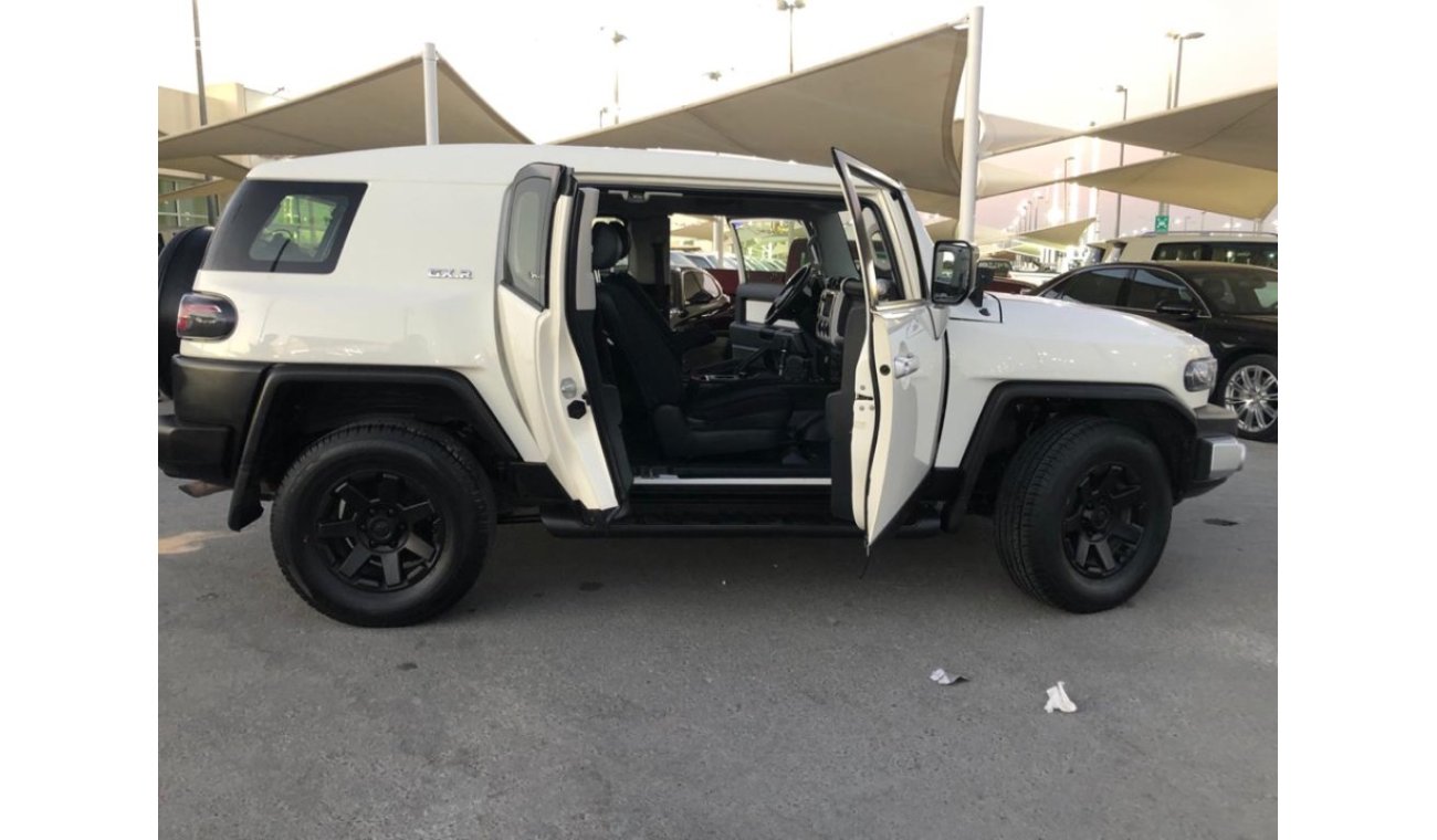 Toyota FJ Cruiser 2015 GCC car prefect condition full service full service original paint