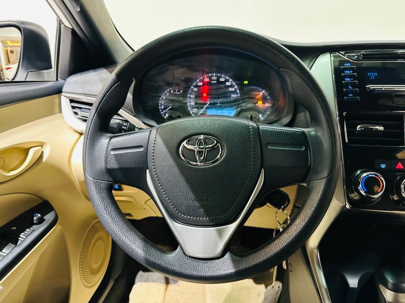 تويوتا يارس Std 1.3L hatchback