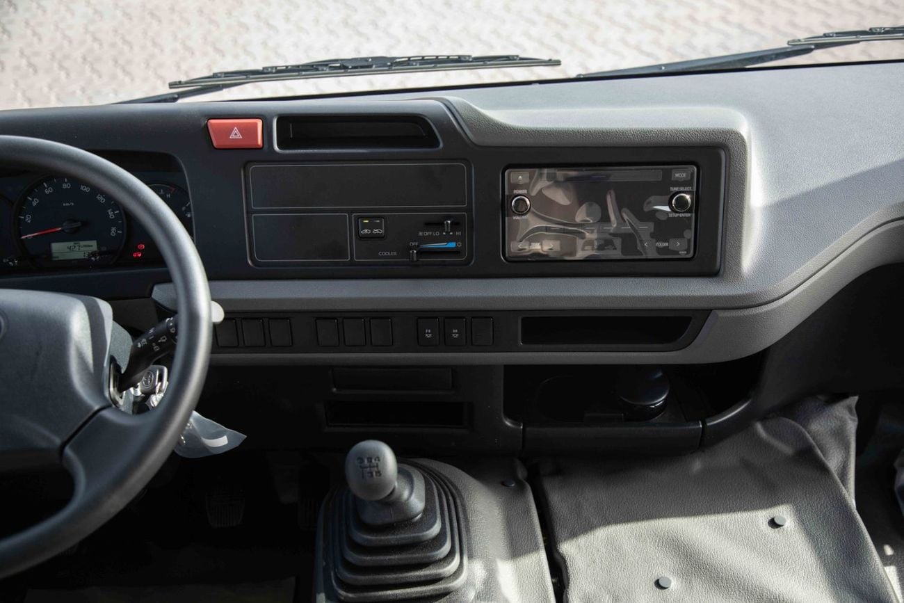 تويوتا كوستر 30 Seater 4.0L - White Inside Grey | Export Only