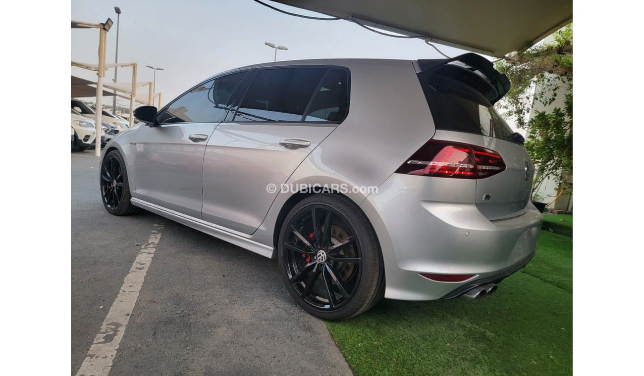 فولكس واجن جولف R