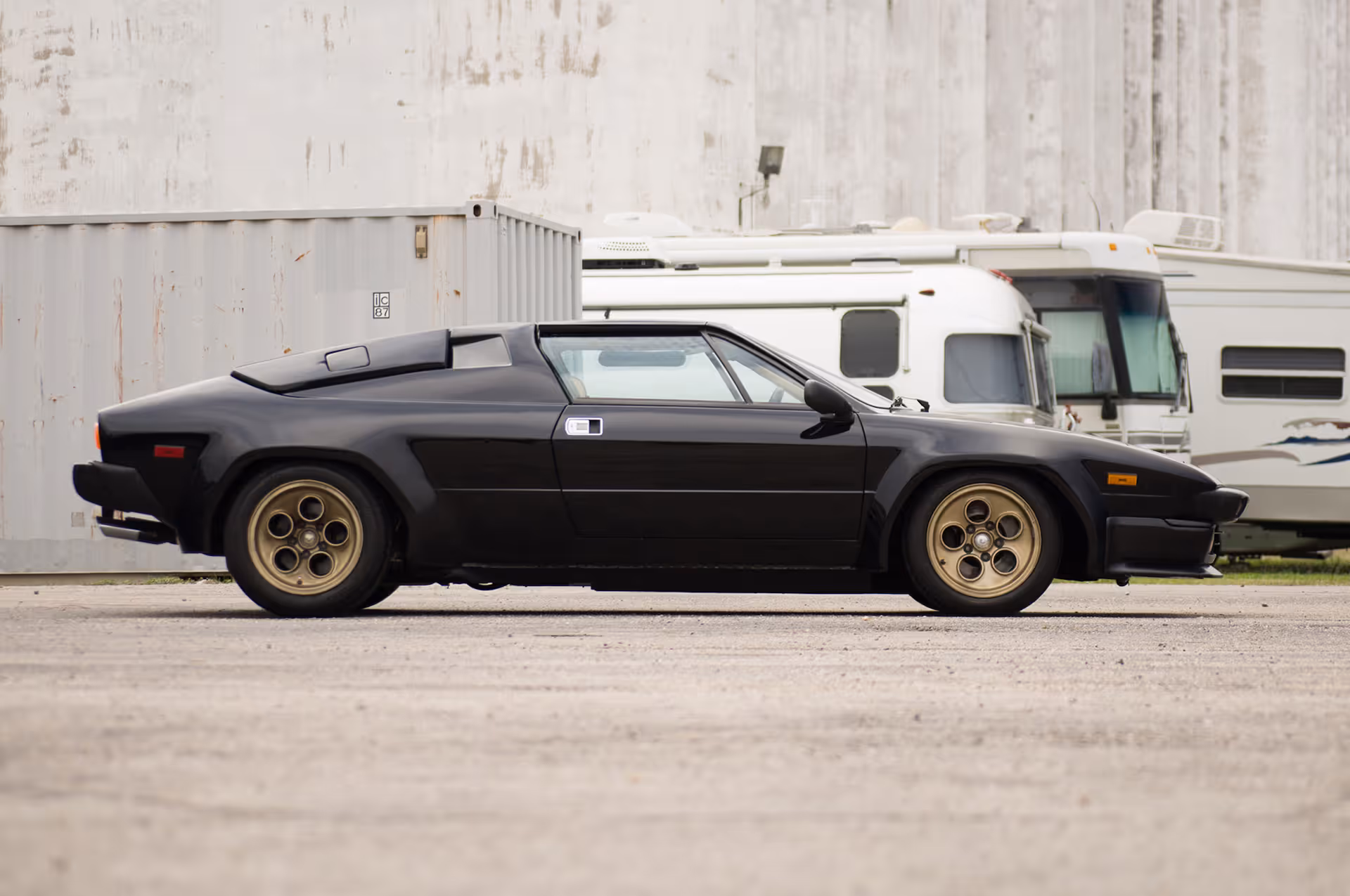 Lamborghini Jalpa exterior - Side Profile