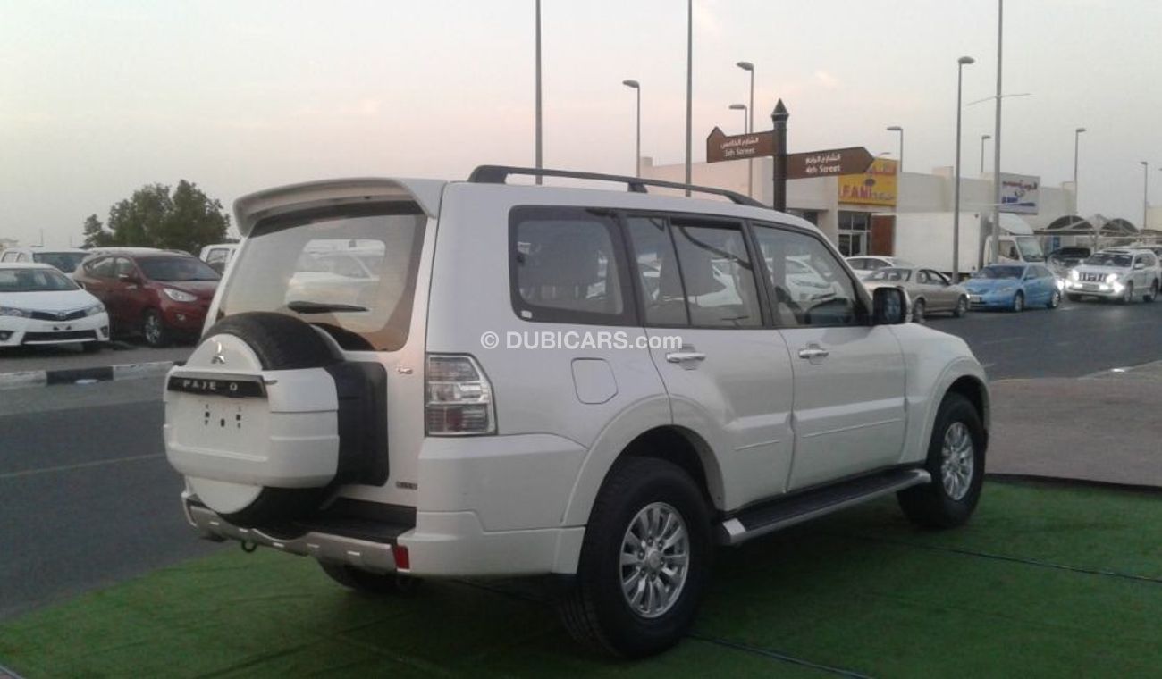 ميتسوبيشي باجيرو 2013 ابيض  خليجى بحالة ممتاذة ماشى قليل