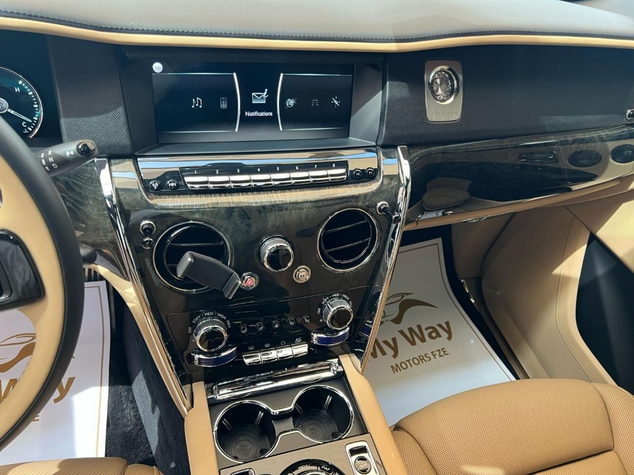 Rolls-Royce Cullinan ROLLS-ROYCE CULLINAN BLACK BADGE