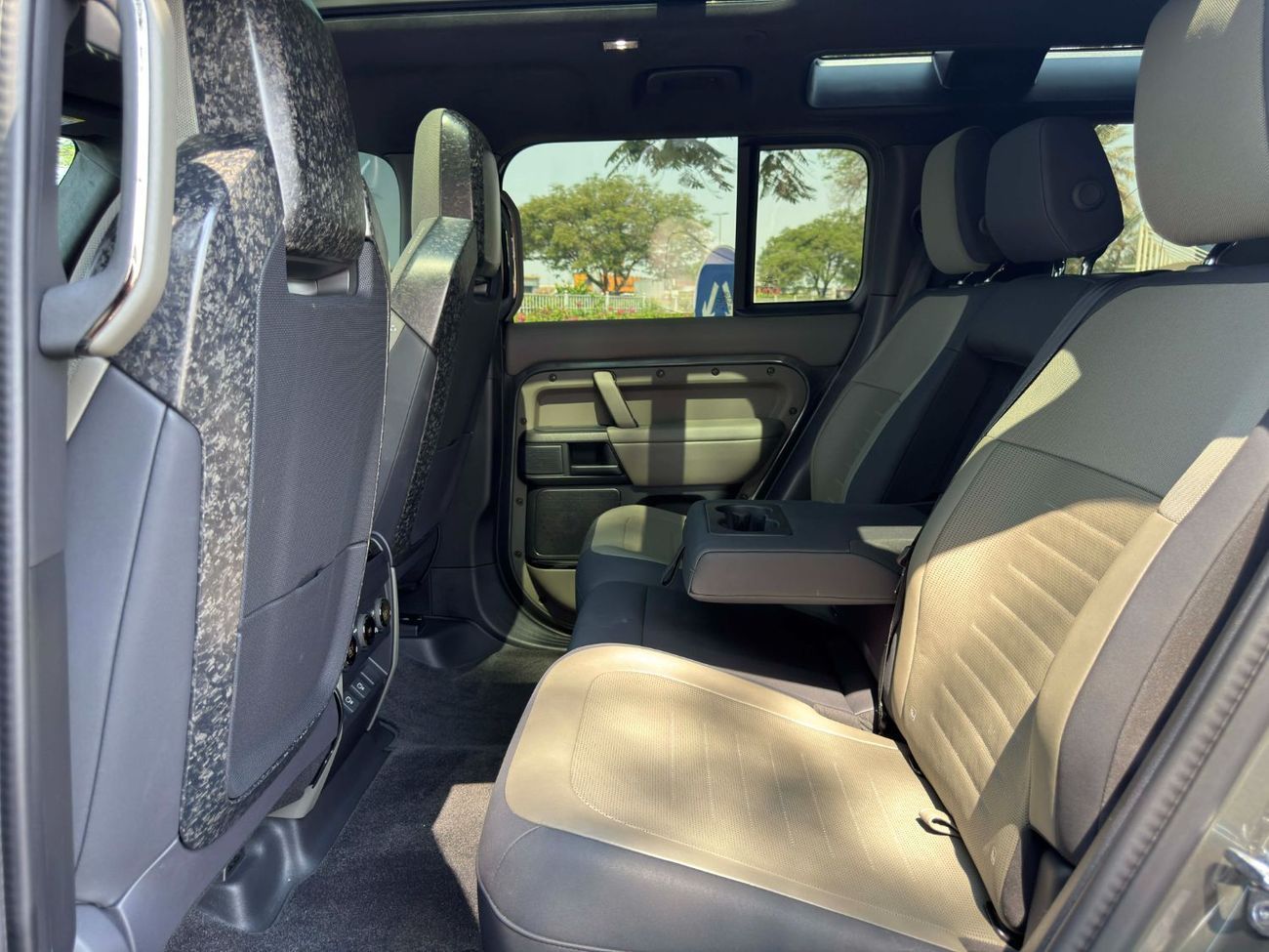 لاند روفر ديفندر 110 P635 OCTA V8